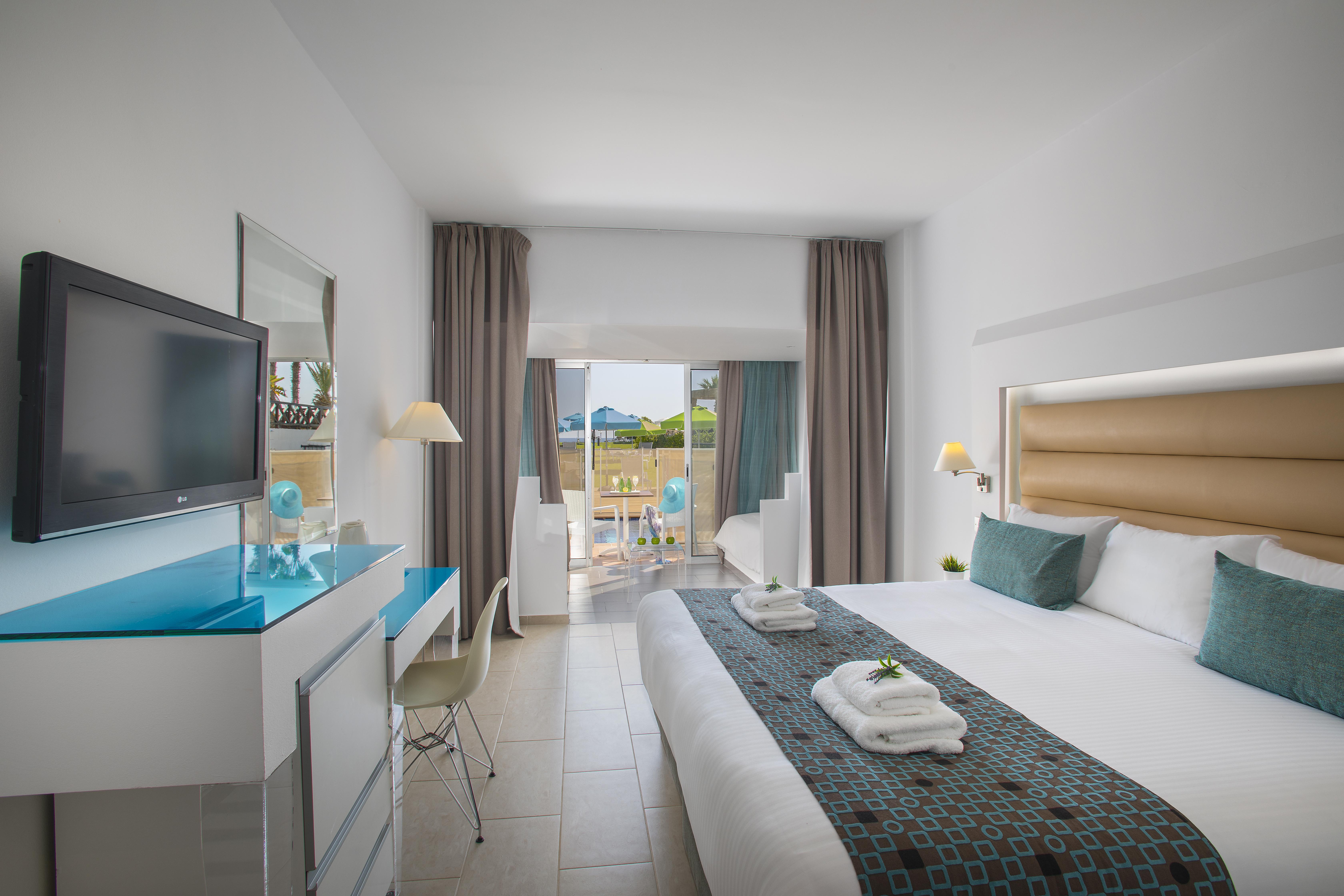 Leonardo Cypria Bay Hotel Geroskipou Bagian luar foto