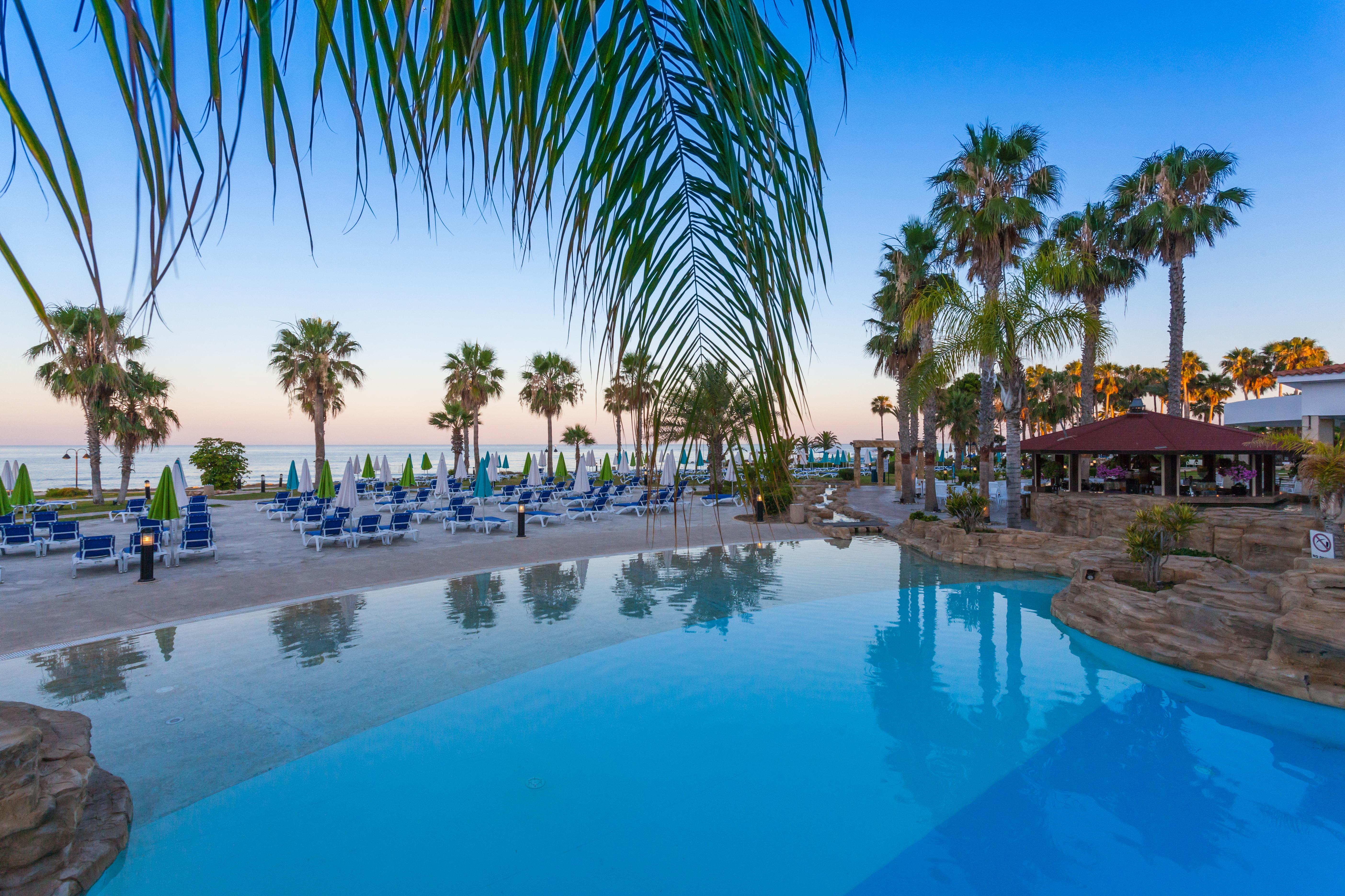 Leonardo Cypria Bay Hotel Geroskipou Bagian luar foto
